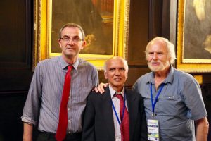 David O’Hagan (à gauche) avec les Profs. Karl O. Christe, Prix Moissan 2000 (droite) et Surya Prakash, Prix Moissan 2015 (centre)