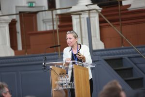 Prof. V. Gouverneur pendant le discours inaugural du "International Symposium on Fluorine Chemistry" qu'elle présidait (Oxford Juillet 2018)